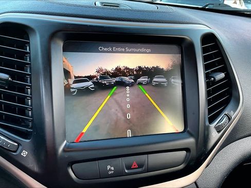 Used 2017 Jeep Cherokee Latitude w/ Safety/Convenience Group image 27