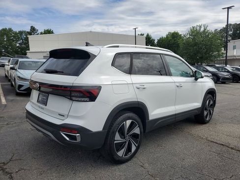 Used 2025 Volkswagen Taos SE w/ Panoramic Sunroof Package AWD/4WD image 4