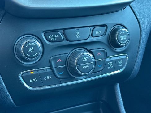 Used 2014 Jeep Cherokee Limited w/ Technology Group FWD image 19