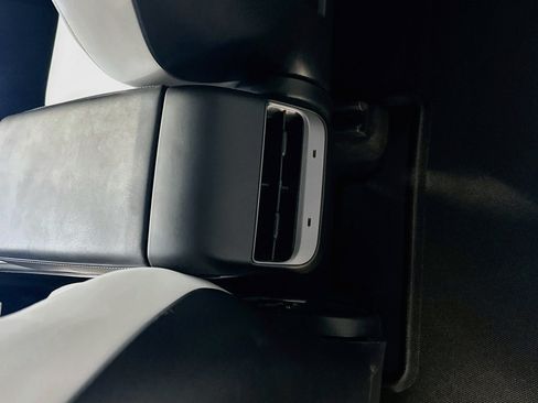 Used 2022 Tesla Model Y Long Range AWD/4WD image 27