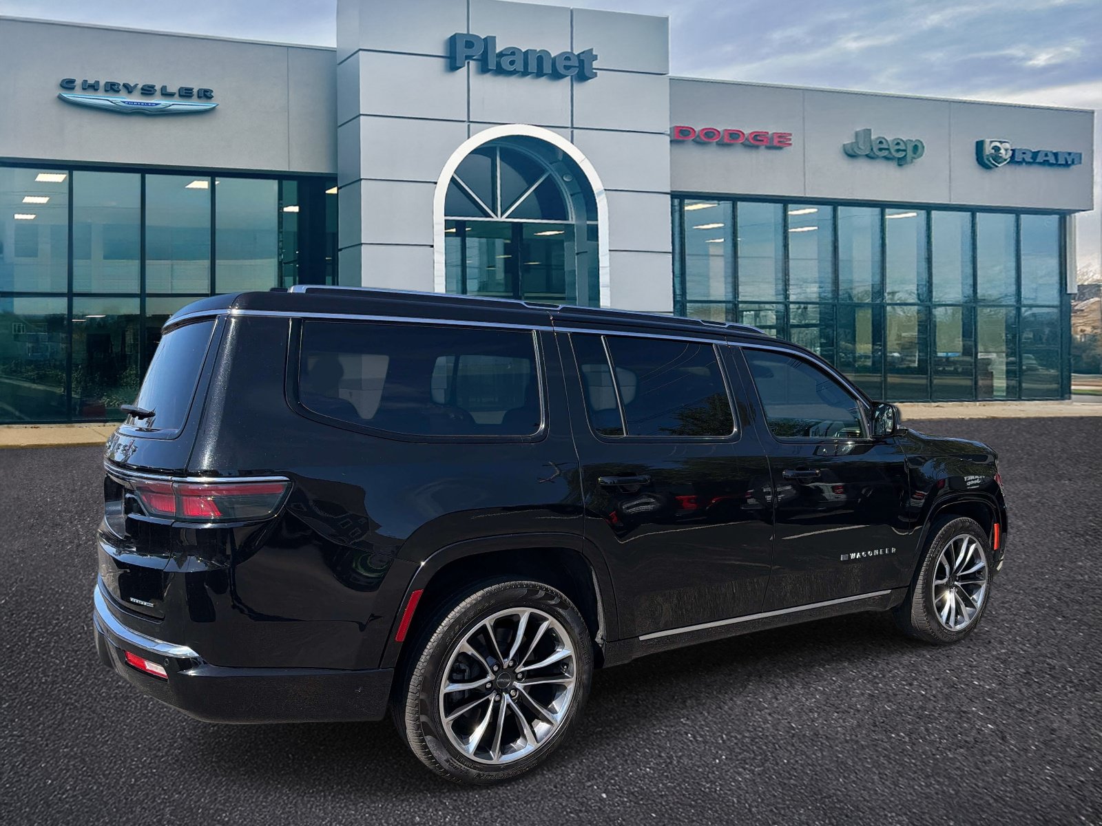 Used 2024 Jeep Wagoneer Series III w/ Premium Group I AWD/4WD image 2