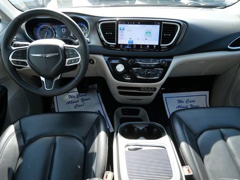 Used 2023 Chrysler Pacifica Touring-L FWD image 9