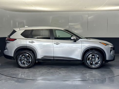 Used 2024 Nissan Rogue SV AWD/4WD image 2