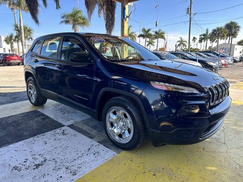 Used 2015 Jeep Cherokee Sport FWD image 2