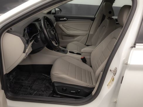 Used 2023 Volkswagen Jetta SE w/ Panoramic Sunroof Package FWD image 6