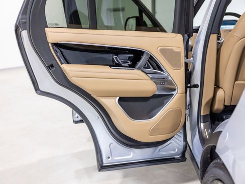 Used 2025 Land Rover Range Rover SE image 29