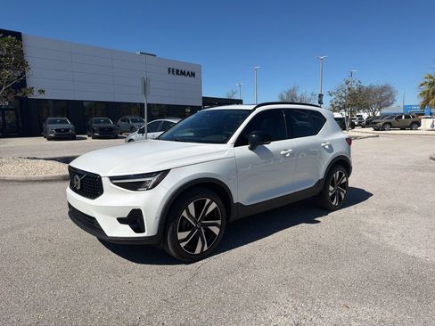 Used 2023 Volvo XC40 B5 Plus w/ Driver Assist Package image 1