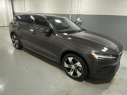 Certified 2024 Volvo V60 B5 Cross Country Plus image 4
