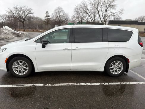 Used 2025 Chrysler Pacifica Select w/ Uconnect Theater Family Group image 6