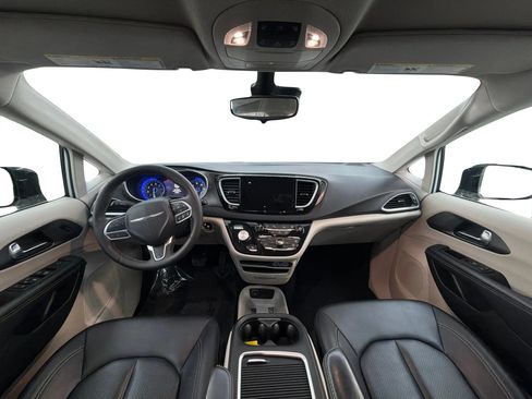 Used 2024 Chrysler Pacifica Touring-L FWD image 17