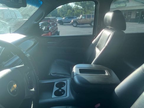 Used 2011 Chevrolet Avalanche LTZ RWD image 12