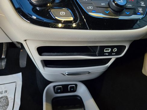 Used 2019 Chrysler Pacifica Touring-L image 37