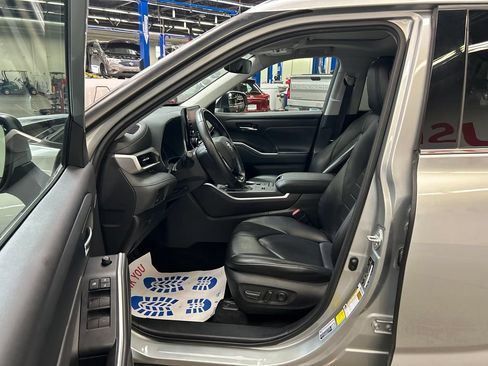 Used 2021 Toyota Highlander XLE FWD image 17