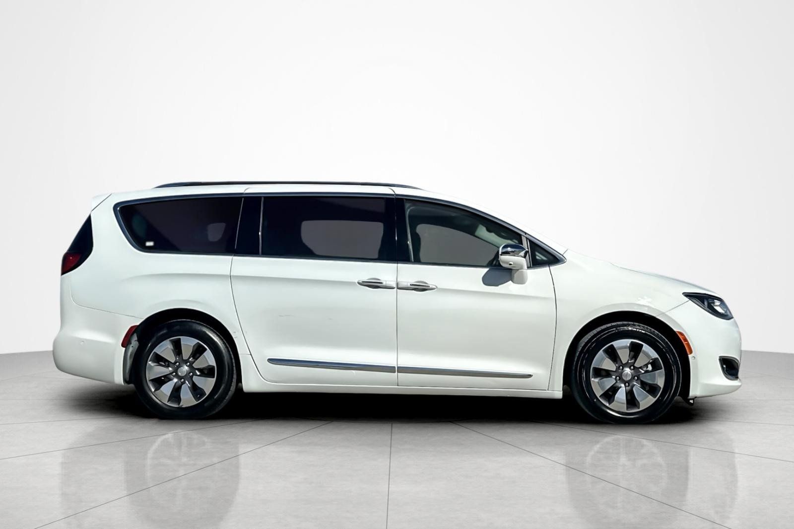 Used 2019 Chrysler Pacifica Limited w/ Advanced Safetytec Group FWD image 6
