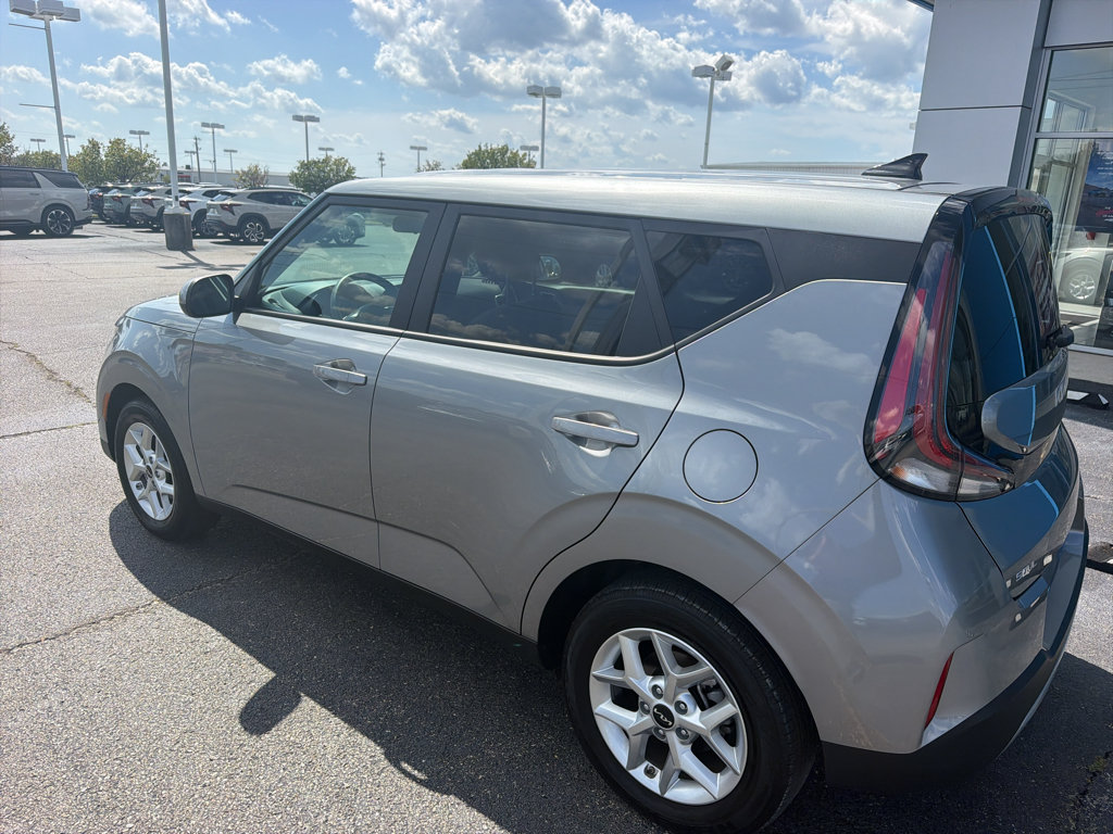 Used 2025 Kia Soul LX w/ LX Technology Package FWD image 7