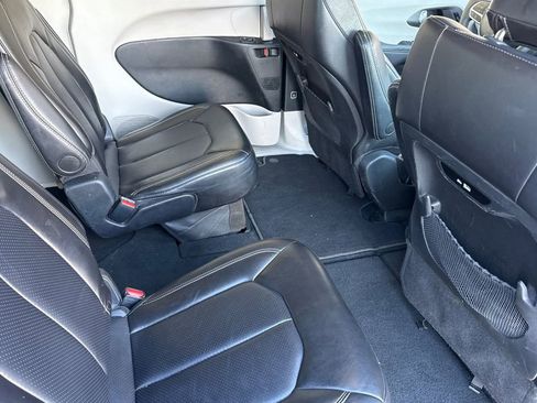 Used 2024 Chrysler Pacifica Touring-L image 24
