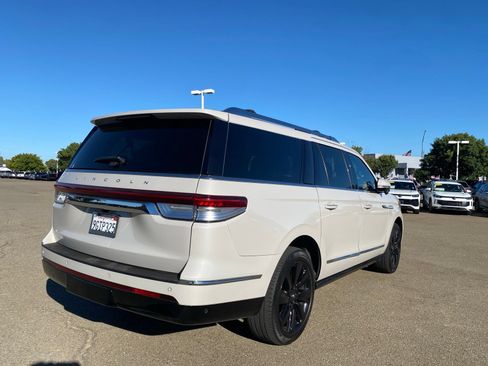 Used 2023 Lincoln Navigator L Reserve AWD/4WD image 4