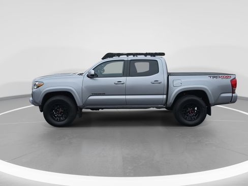 Used 2017 Toyota Tacoma TRD Sport image 8