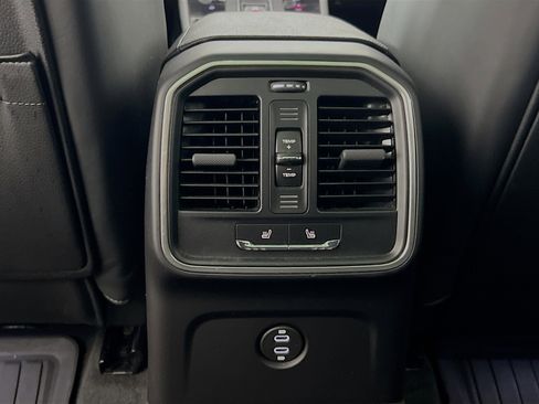 Used 2024 Porsche Macan image 27