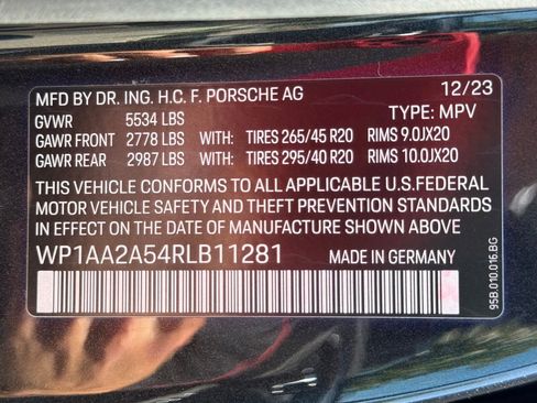Certified 2024 Porsche Macan AWD/4WD image 34