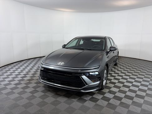 Used 2025 Hyundai Sonata SE image 2