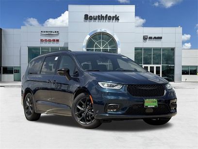 New 2025 Chrysler Pacifica Limited w/ Uconnect Theater Family Group