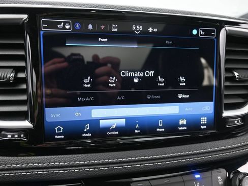 Used 2025 Chrysler Pacifica Limited FWD image 36