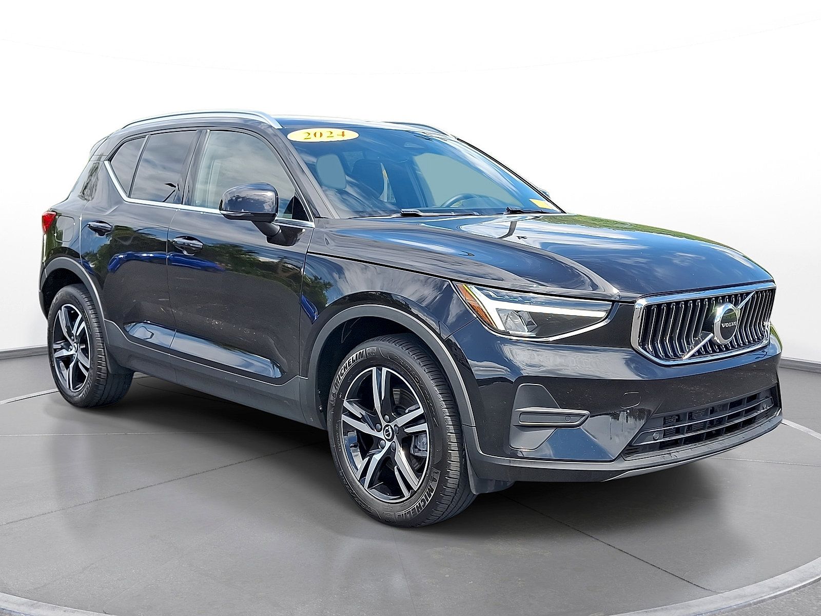Used 2024 Volvo XC40 B5 Core AWD/4WD image 1