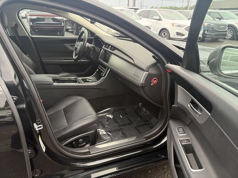 Used 2017 Jaguar XF Prestige AWD/4WD image 18