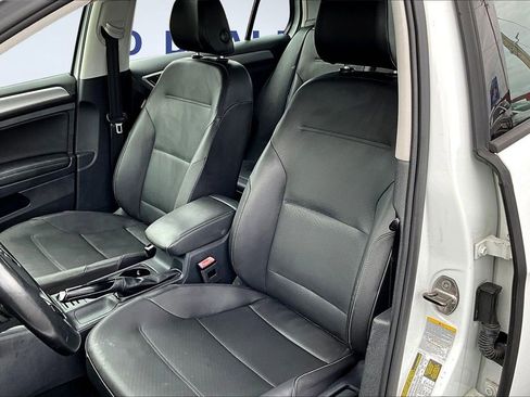 Used 2015 Volkswagen Golf S image 21