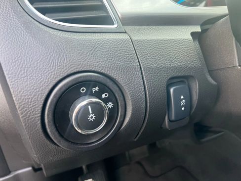 Used 2019 Ford Taurus SEL image 24