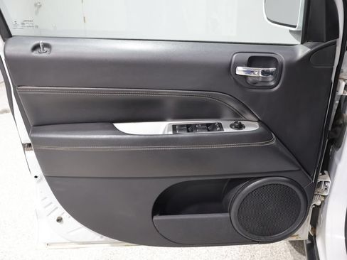 Used 2015 Jeep Compass High Altitude FWD image 12
