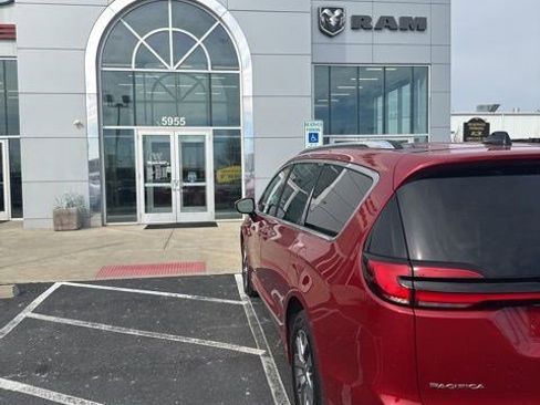Used 2025 Chrysler Pacifica Pinnacle image 7