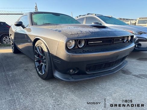 Used 2016 Dodge Challenger SRT image 1