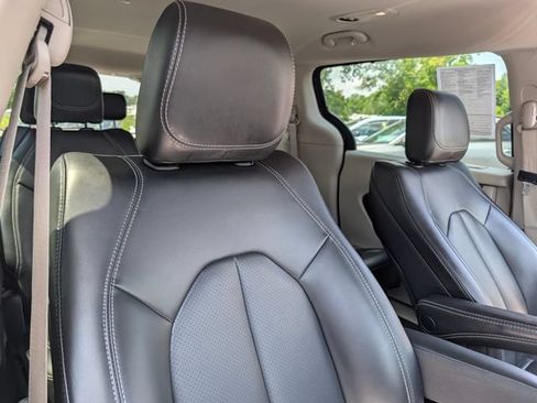 Used 2023 Chrysler Pacifica Touring-L FWD image 12