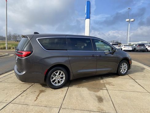 Used 2023 Chrysler Pacifica Touring-L image 11