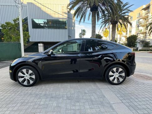 Used 2025 Tesla Model Y Long Range RWD image 9