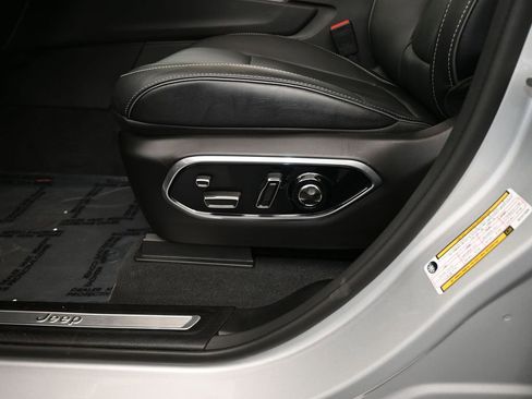 Used 2024 Jeep Grand Cherokee Overland w/ Luxury Tech Group IV image 16