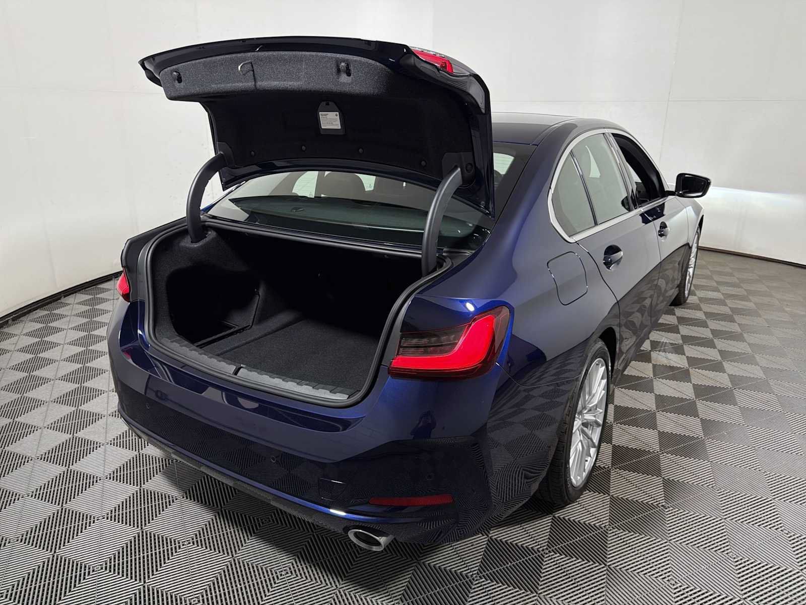 Used 2024 BMW 330i xDrive Sedan w/ Convenience Package AWD/4WD image 22