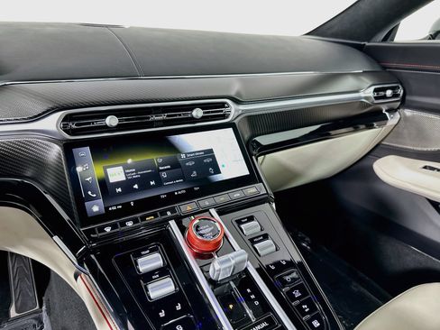 Used 2026 Aston Martin V8 Vantage S RWD image 10