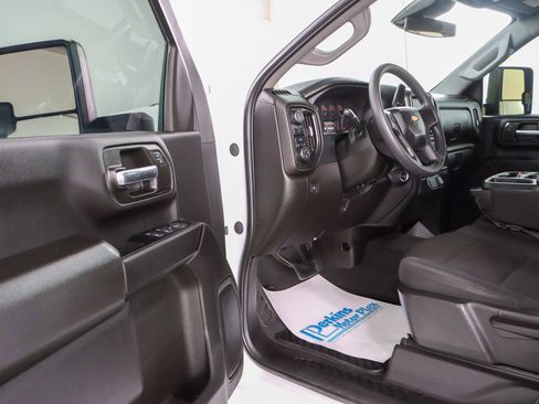 Used 2024 Chevrolet Silverado 2500 Custom image 3