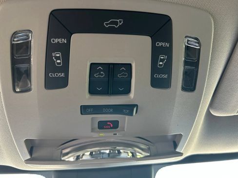 Used 2025 Toyota Sienna XLE FWD image 56