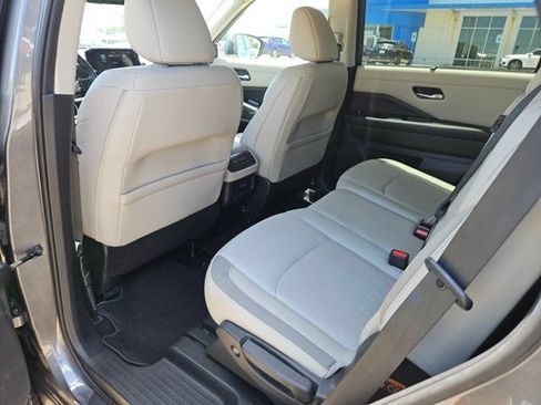 Used 2023 Nissan Pathfinder SL FWD image 11
