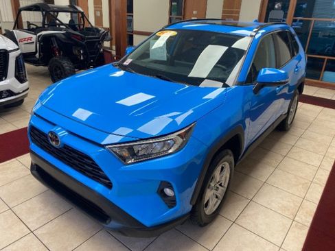 Used 2021 Toyota RAV4 XLE w/ Convenience Package FWD image 1