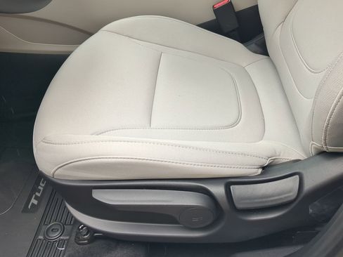Certified 2025 Hyundai Tucson SE image 18