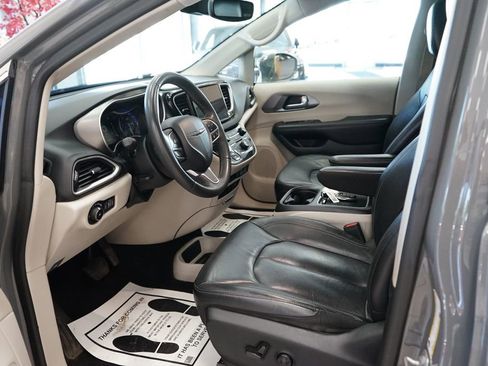 Used 2022 Chrysler Pacifica Touring-L FWD image 25