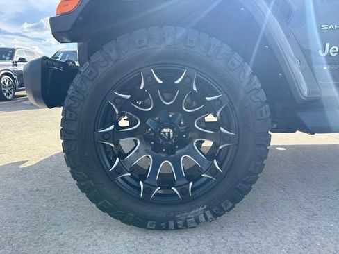 Used 2023 Jeep Wrangler Unlimited Sahara w/ Cold Weather Group AWD/4WD image 9