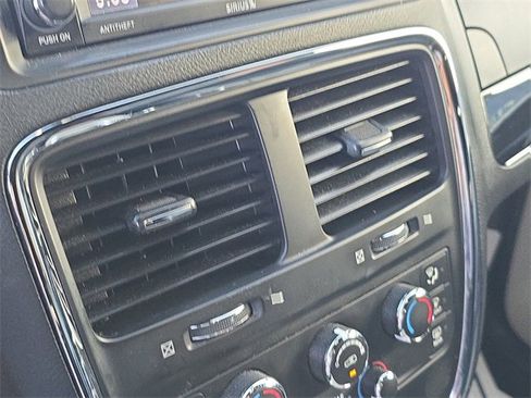 Used 2020 Dodge Grand Caravan SXT image 25