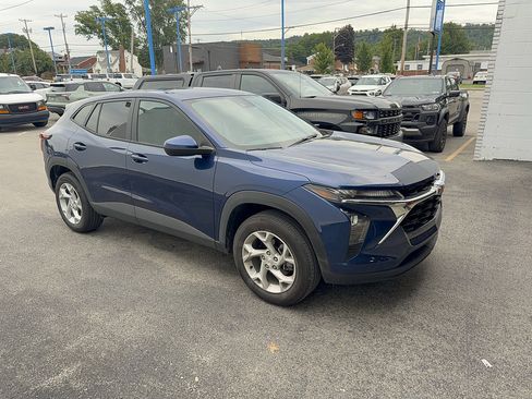 Used 2024 Chevrolet Trax LS w/ LS Convenience Package FWD image 3