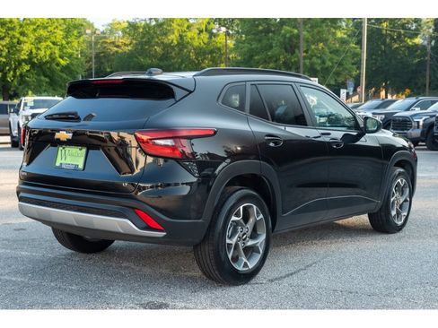 Used 2026 Chevrolet Trax LT FWD image 8